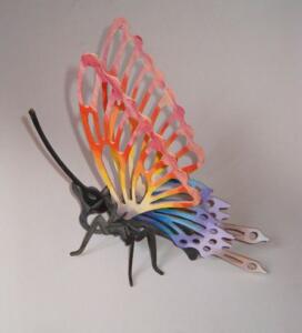 Fa 3D pillangó akril festékkel színesítve
