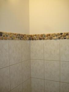 Kavics mozaik készítés saját kezűleg, fürdőszoba falburkolat