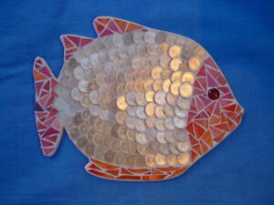 Üvegmozaik hal dekoráció - mozaik technikával, 1 forintosokkal kirakva